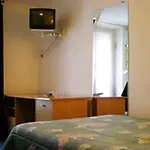 德安德里酒店 *