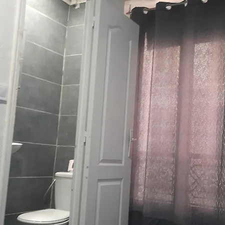 德安德里酒店 *